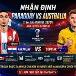 Ảnh bìa nhận định trận đấu World Cup 2026 giữa Paraguay và Australia, hiển thị Miguel Almiron (Paraguay, vắng mặt) và Harry Souttar (Australia) đứng đối mặt với cờ quốc gia phía sau và thông tin về thời gian, địa điểm và dự đoán tỷ số 0-1.